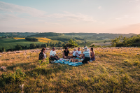 Pique-nique_au_coucher_du_soleil__pres_de_Castelnaud-de-Gratecambe-Teddy_Verneuil_Lezbroz-4043.png