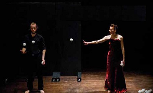06---page-7---mur-mur---Mezin_2018_theatre_cote_cour_17_18-bulle-WEB-7.jpg