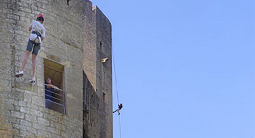 descente-en-rappel-du-donjon-de-gavaudun.jpg